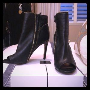 Beautiful shape Vince Camuto Booties Sz 8